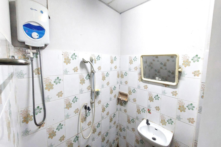 Bathroom 2, Sukhum Sukhumvit-Onnut Guest House, Phra Khanong