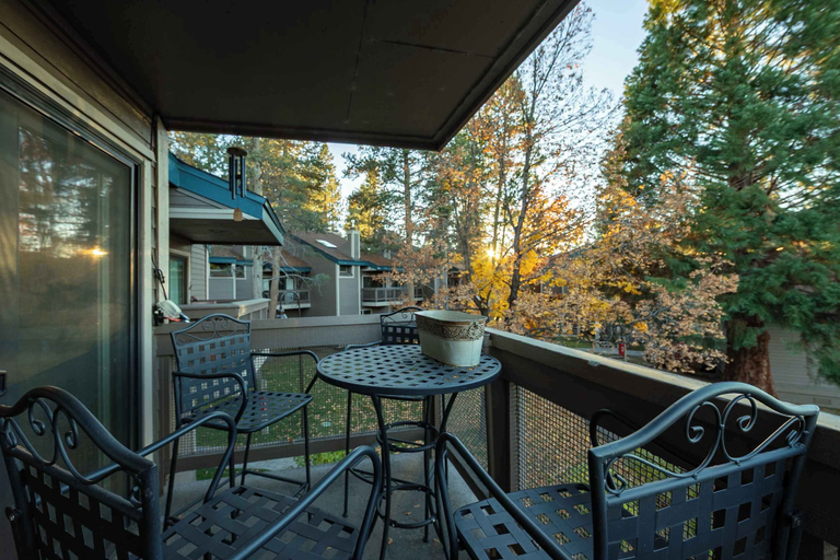 Outdoor dining 2, Aspen Edge, Lakefront and Loft, El Dorado