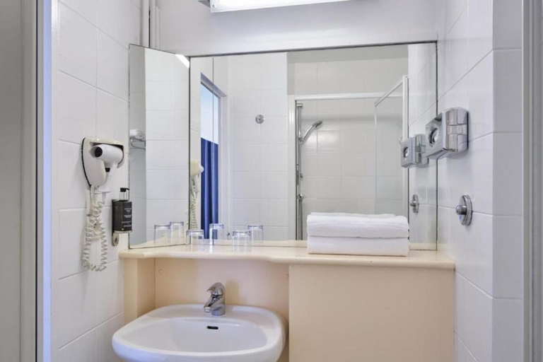 Bathroom 3, Hotel Chromatics (Ex Axotel Perrache), Rhône