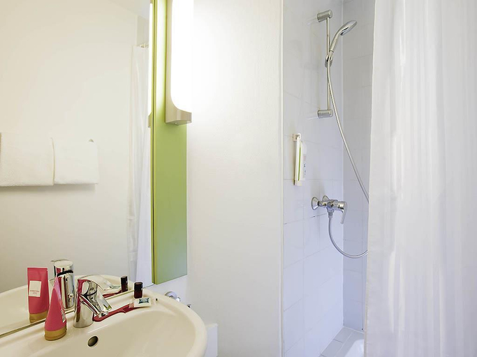 Bathroom 4, ibis budget Pontault Combault RN4 Marne la Vallée, Seine-et-Marne
