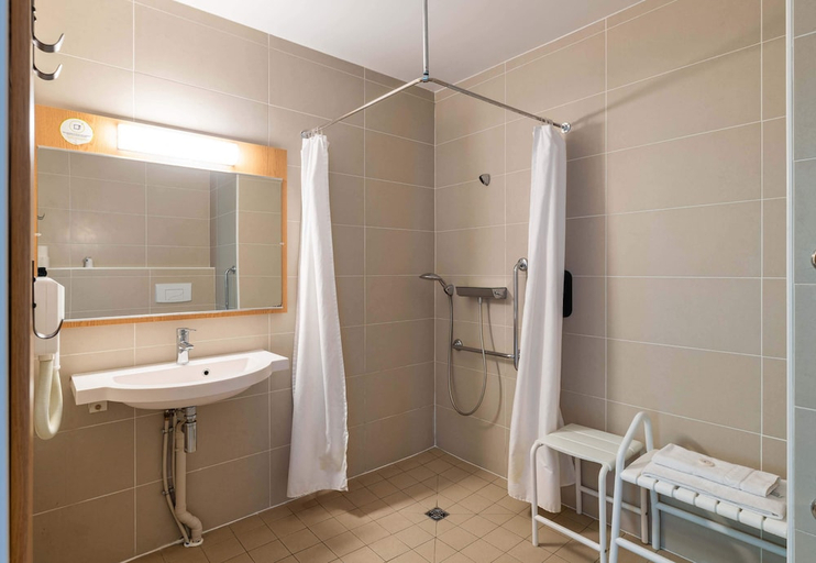 Bathroom 4, B&B HOTEL Lyon Eurexpo Chassieu, Rhône