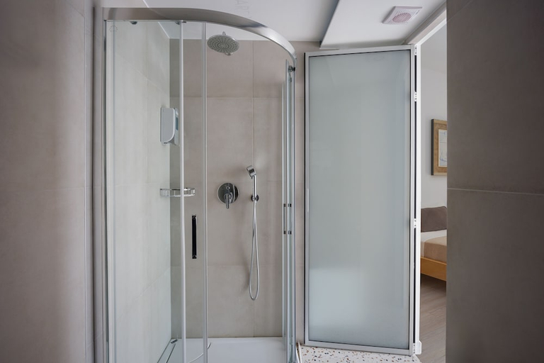 Bathroom 3, Camelot Royal Beds, Crete