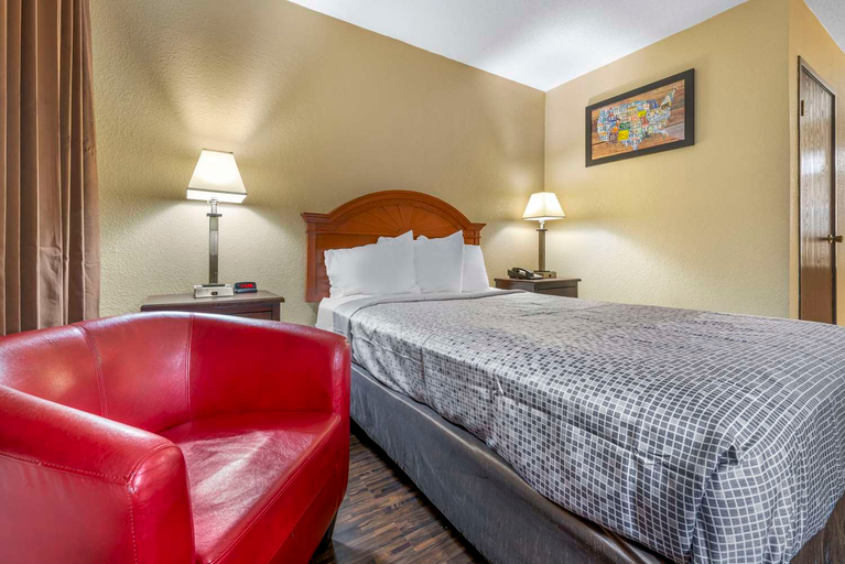 Bedroom 3, Econo Lodge La Crosse North, La Crosse