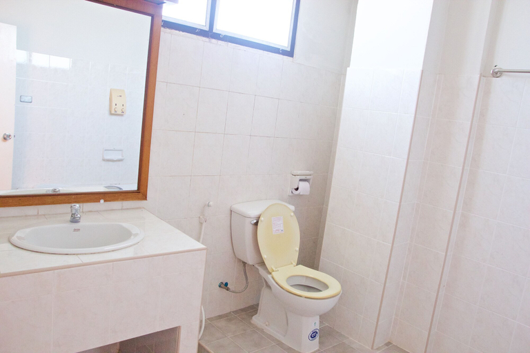 Bathroom 4, Sichang Shine Khao Resort, Koh Si Chang