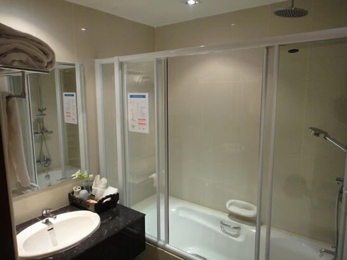 Bathroom 3, Fuengfah Riverside Garden Resort, Mae Rim