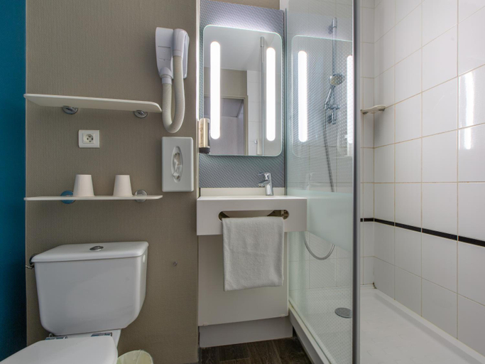 Bathroom 4, B&B HOTEL Orleans Nord Saran, Loiret