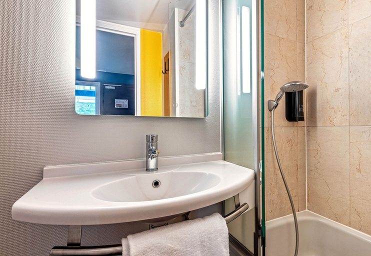 Bathroom 4, B&B HOTEL Quimper Nord Douarnenez, Finistère