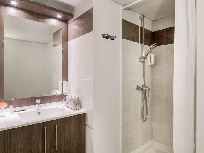 Bathroom 3, Aparthotel Adagio Access Nantes Viarme, Loire-Atlantique