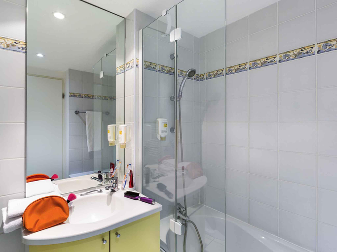 Bathroom 5, Aparthotel Adagio Access Rennes Centre, Ille-et-Vilaine