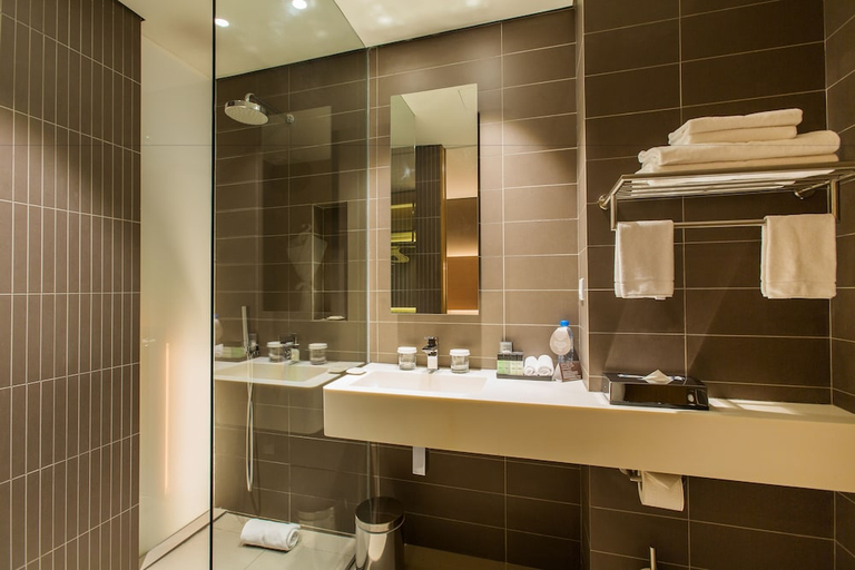 Bathroom 5, Noom Hotel Conakry, Conakry