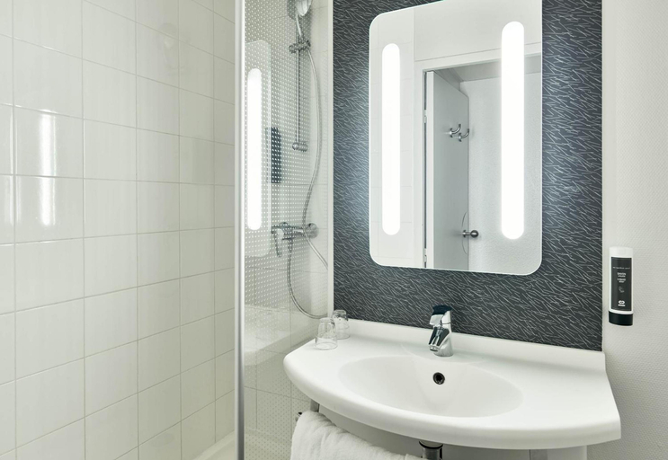 Bathroom 3, B&B HOTEL Versailles Le Chesnay, Yvelines