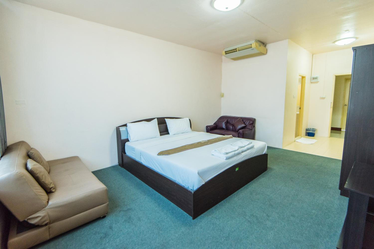 Bedroom 3, King Royal II Hotel, Khlong San
