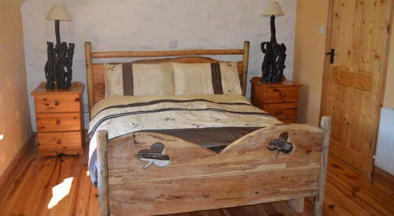 Bedroom 2, Lissyclearig Thatch Cottage
