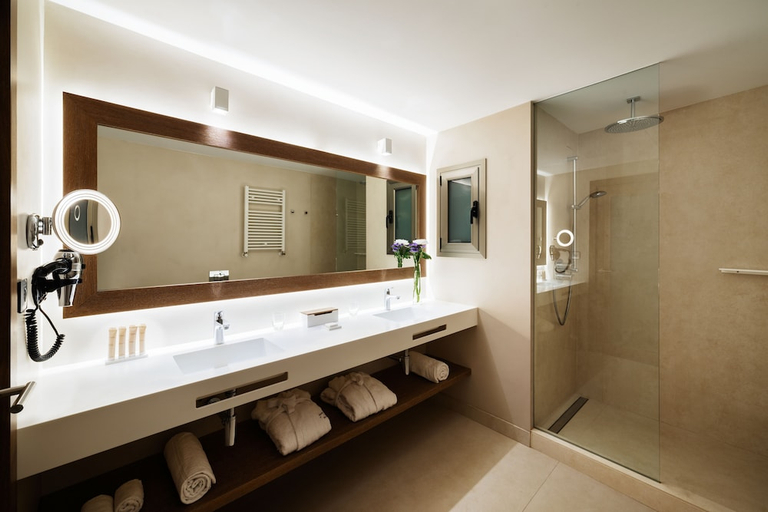 Bathroom 3, Colon Hotel Barcelona, Barcelona