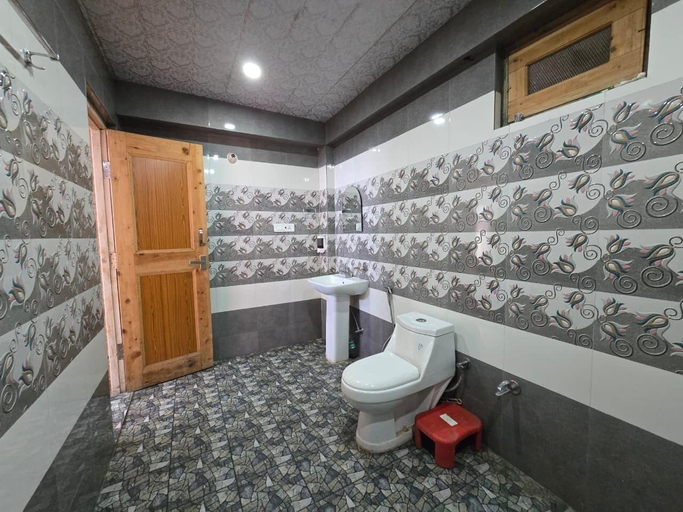 Bathroom 3, Aakarsh Homestay - Pahadi Food Hub, Shimla
