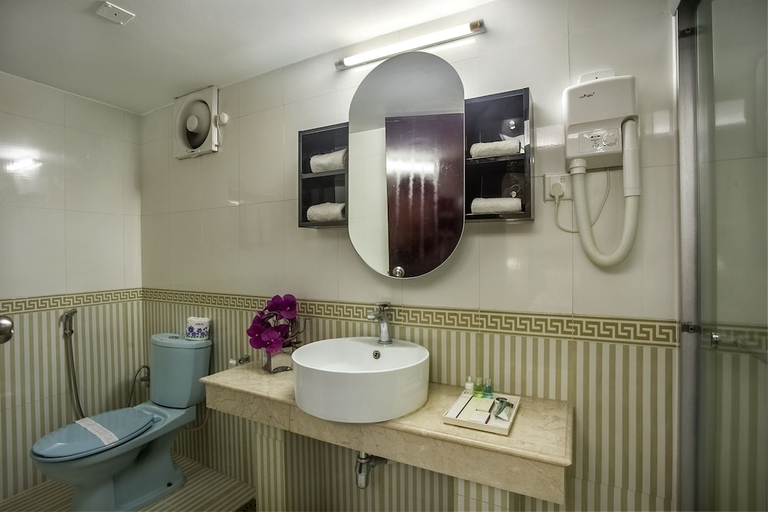 Bathroom 3, Hotel Highgarden, Dhaka