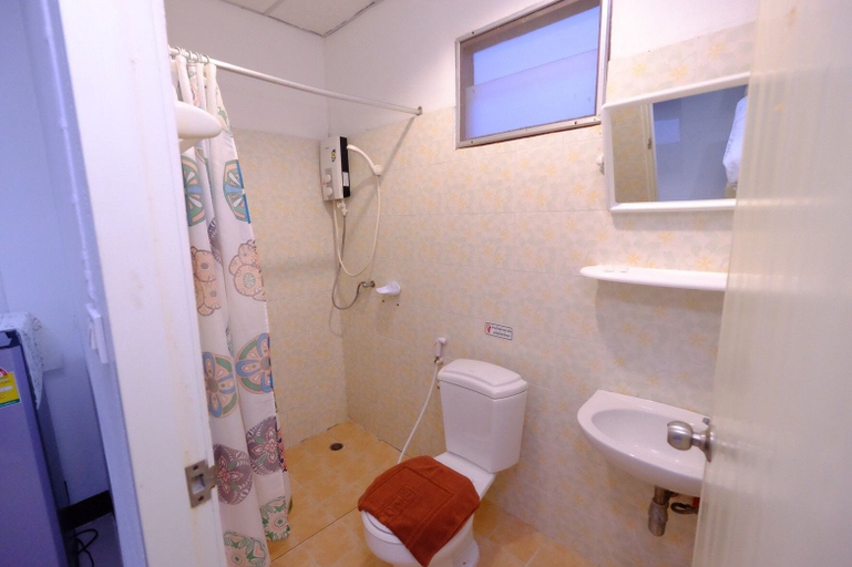 Bathroom 5, Metha Palace, Muang Sakon Nakhon