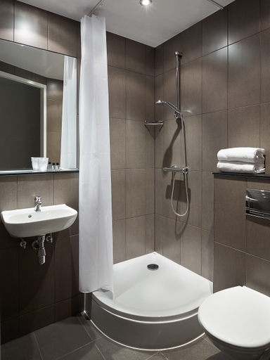 Bathroom 2, The Social Hub Amsterdam West 4*, Amsterdam