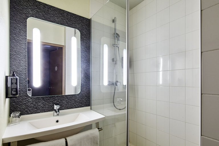 Bathroom 5, B&B HOTEL Versailles Le Chesnay, Yvelines