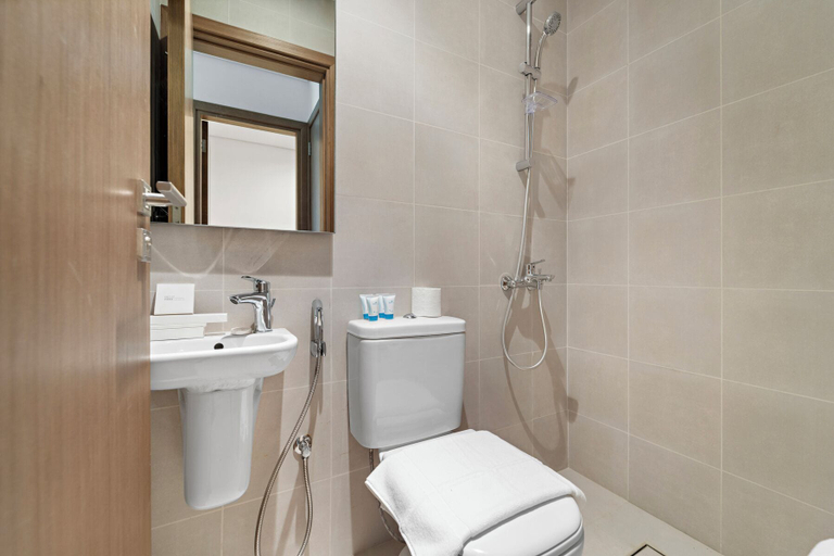 Bathroom 5, 2BR M Room CF7 B Near Jumeirah Beaches, Dubai