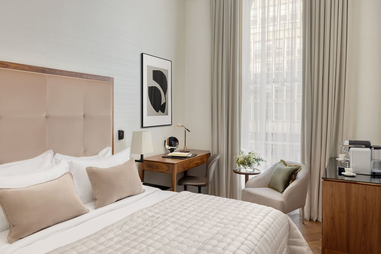 Bedroom 2, The Queen's Gate Hotel, London
