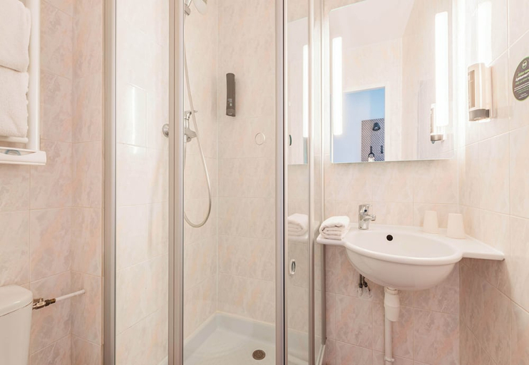 Bathroom 4, B&B HOTEL Mulhouse Kingersheim, Haut-Rhin