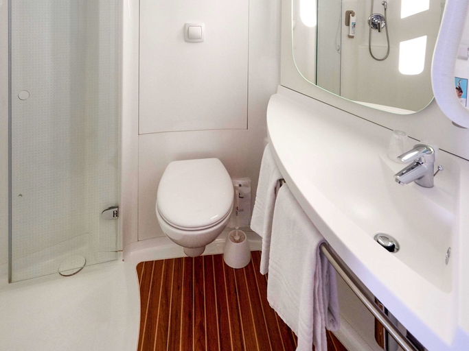 Bathroom, ibis Cholet, Maine-et-Loire