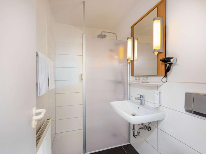 Bathroom 4, ibis Kassel Melsungen, Schwalm-Eder-Kreis