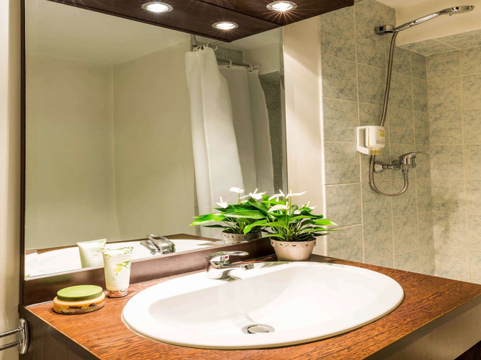 Bathroom 4, Aparthotel Adagio Access Paris Vanves Porte de Versailles, Hauts-de-Seine