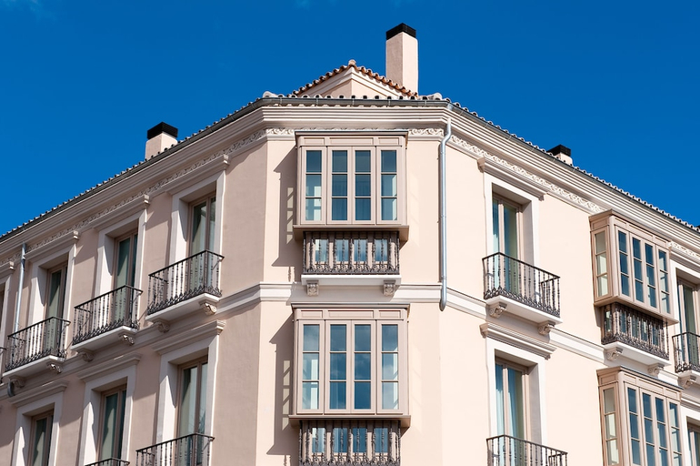 Exterior & Views
