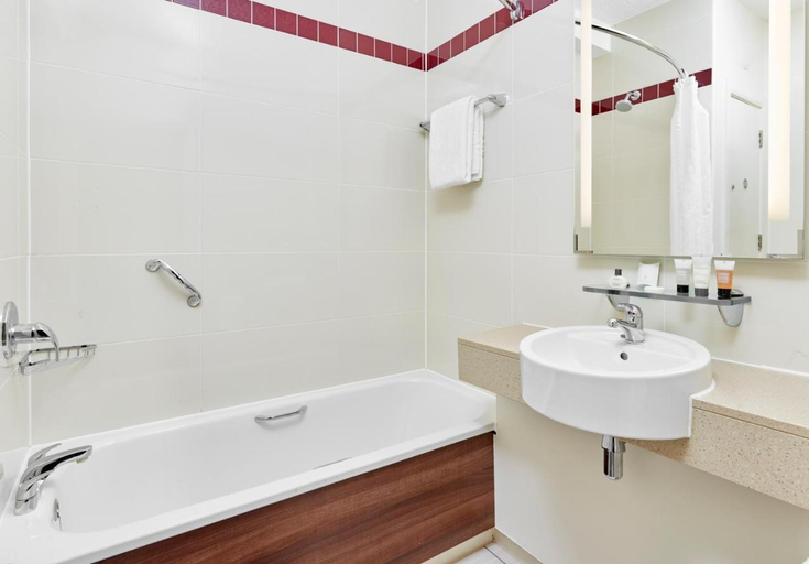 Bathroom 3, Leonardo Hotel Swindon, Swindon