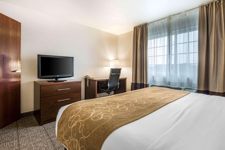 Bedroom 3, Comfort Suites at Par 4 Resort, Waupaca