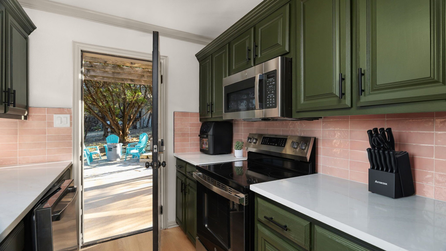 Private kitchen 2, Warbler Drive, Travis