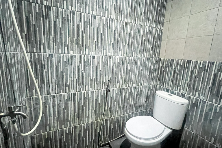 Bathroom, RedDoorz @ Mamiric Guest House Syariah, Cilegon