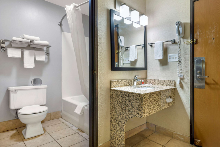 Bathroom 4, Econo Lodge La Crosse North, La Crosse