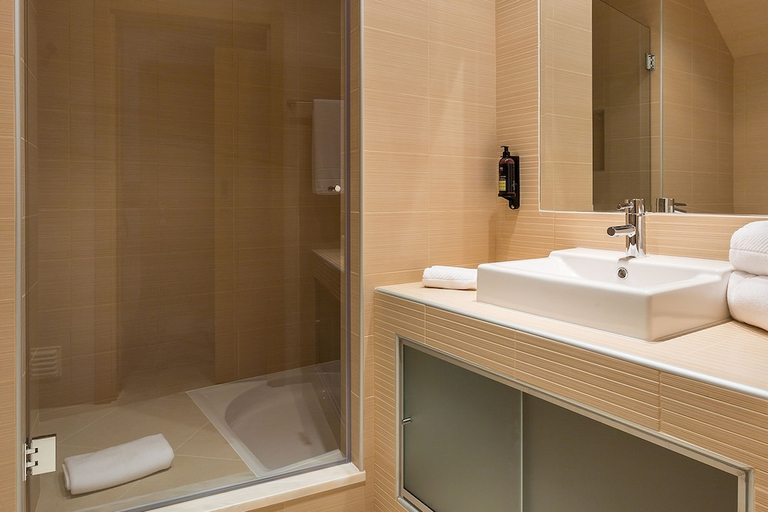 Bathroom 5, NAU Salema Beach Village, Vila do Bispo