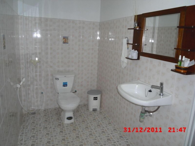 Bathroom 4, Loma Resort, Takua Pa