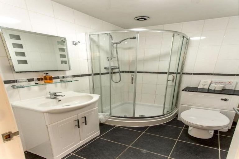 Bathroom 3, OYO The Douglas Hotel, Hartlepool