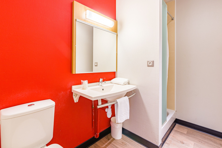Bathroom 5, B&B HOTEL Poitiers (3), Vienne