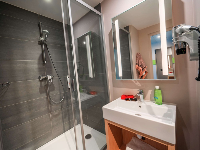 Bathroom 5, ibis Styles Clamart Gare Grand Paris, Hauts-de-Seine