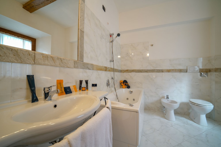 Bathroom 3, Abetone and Piramidi Resort, Pistoia