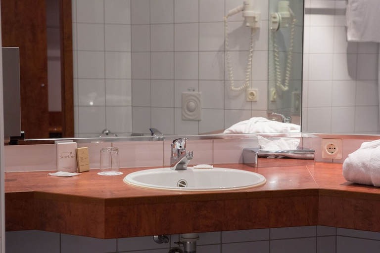 Bathroom 3, Amedia Hotel Frankfurt-Ruesselsheim, Groß-Gerau