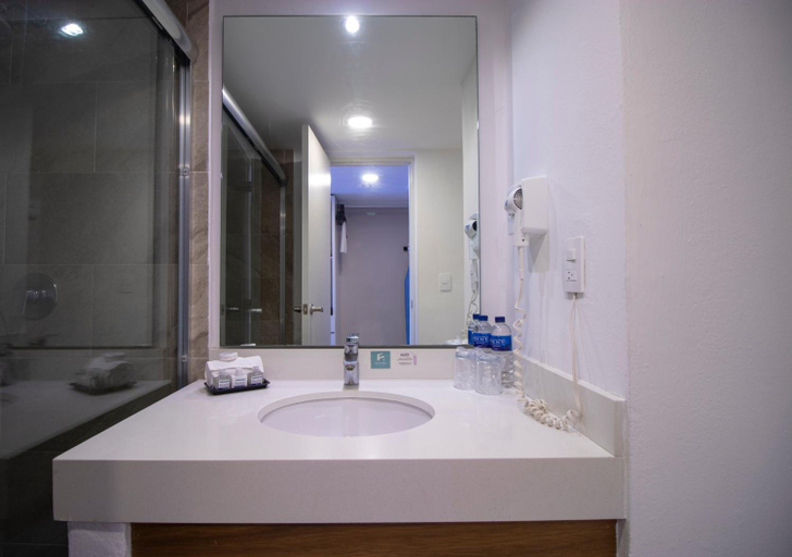 Bathroom 5, Star Palace Beach Hotel, Mazatlán