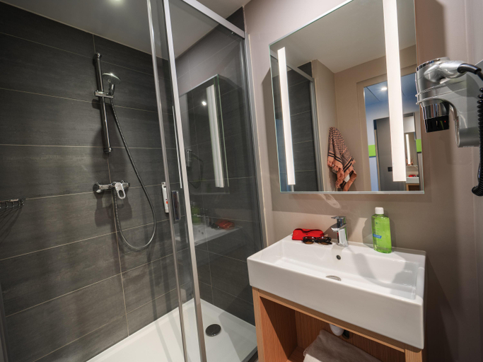 Bathroom 5, ibis Styles Clamart Gare Grand Paris, Hauts-de-Seine