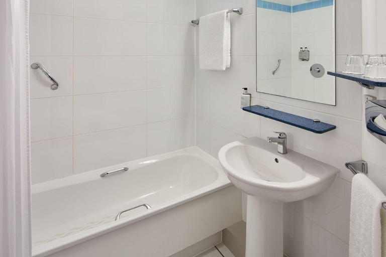 Bathroom 3, Leonardo Hotel Newcastle, Newcastle upon Tyne