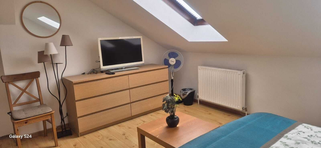 Room 2, Modern 3BR Apt With Balcony City Center, Wien