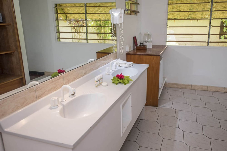 Bathroom 4, Crusoe's Retreat, Serua