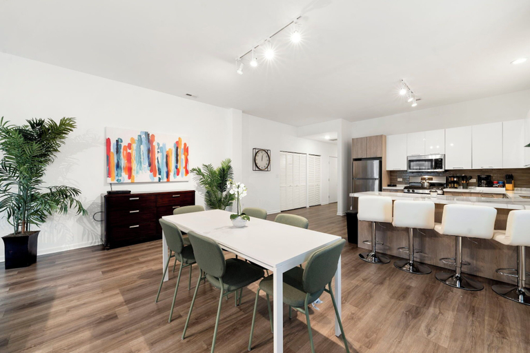 Dining 2, Modern 3BR Near McCormick & South Loop, Cook