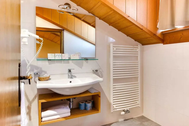 Bathroom 5, Smy Koflerhof Wellness & Spa Dolomiti, Bolzano
