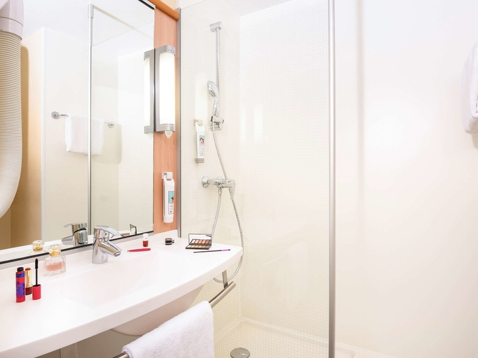 Bathroom 4, ibis Creteil, Val-de-Marne